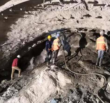 江州拱顶带模注浆料的施工流程及注意事项